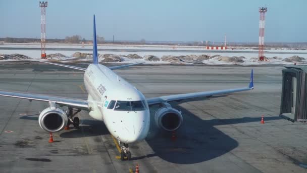 Припаркован самолет Embraer 190 — стоковое видео