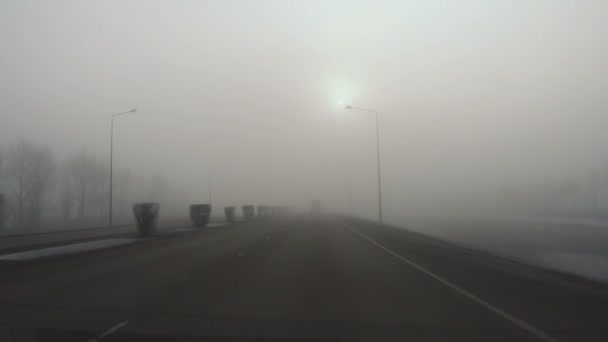 Niebla gruesa en la carretera — Vídeo de stock