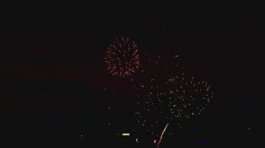 Gecenin içinde yanıp sönen havai fişek