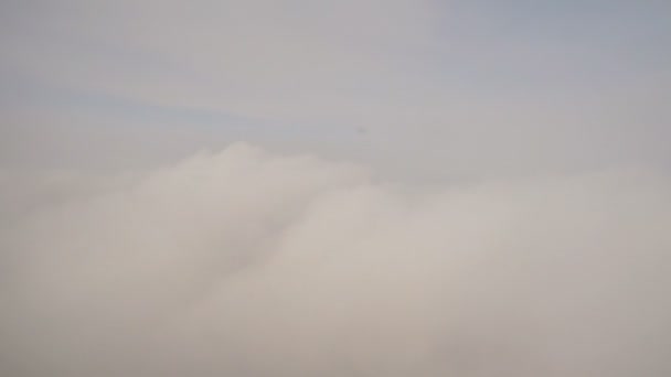 Vista desde el avión descendente en las nubes — Vídeos de Stock