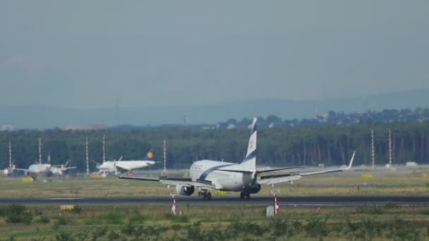 Aterragem de avião na pista 25L — Vídeo de Stock