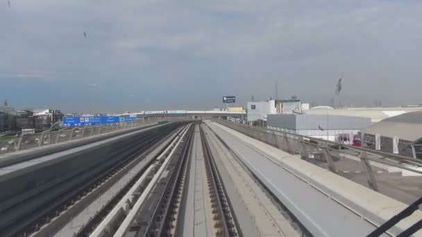 Uitzicht vanaf de auto Dubai Metro — Stockvideo