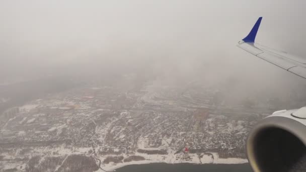 Uitzicht vanaf de dalende vliegtuigen op wolken — Stockvideo