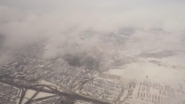 Uitzicht vanaf de dalende vliegtuigen op wolken — Stockvideo