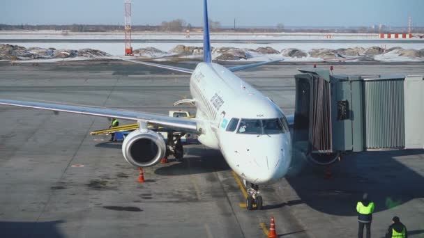 Aeronave Embraer 190 estacionada — Vídeo de Stock