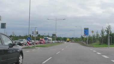 Bir kavşakta arabalar