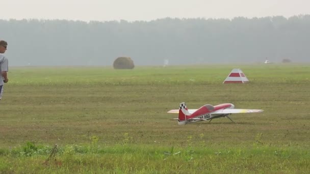 De mens bereidt zich voor om een model vliegtuig te lanceren — Stockvideo