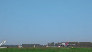 Boeing 757 Tolmachevo havaalanından kalkıyor