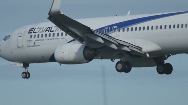 Letadlo přistává na dráhu 25l — Stock video