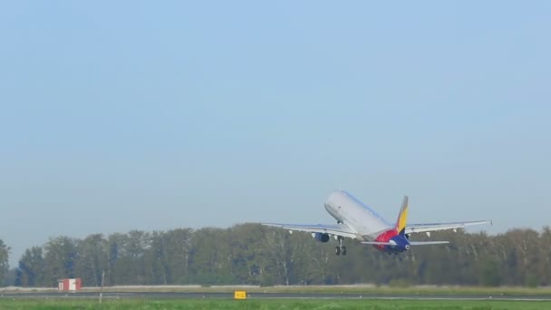 Airbus 321 decolando do aeroporto de Tolmachevo — Vídeo de Stock