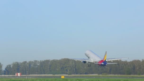 Airbus 321 taking off from Tolmachevo airport — Stock Video