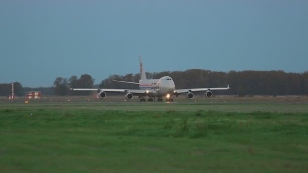 CargoLux Boeing 747 taksing – stockvideo