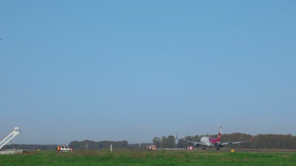 Boeing 757 despegando del aeropuerto de Tolmachevo — Vídeos de Stock