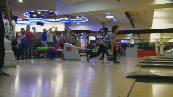 Concursos familiares en el club de bolos Quantum — Vídeo de stock