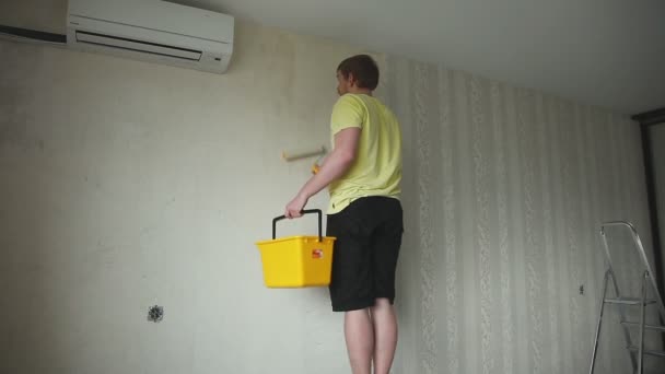 Reparatie, behangen appartement — Stockvideo