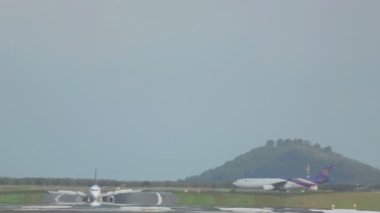 Airbus 320 fren ve başlatmak için Airbus 330 Taksilemek