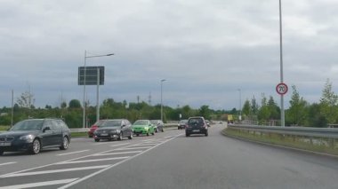 Bir kavşakta arabalar