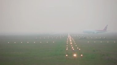 Uçak pist ağır siste açar