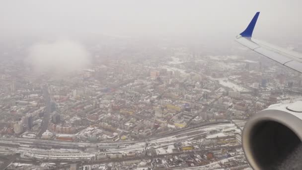 Uitzicht vanaf de dalende vliegtuigen op wolken — Stockvideo