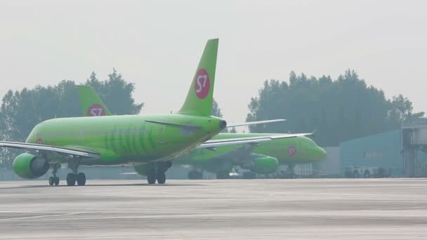 Два S7 літаків в аеропорту — стокове відео