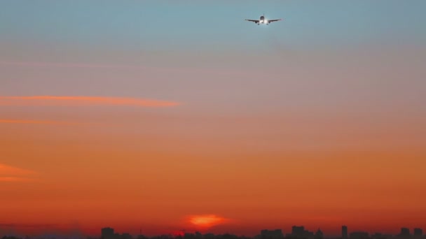 Avión acercándose al amanecer — Vídeos de Stock