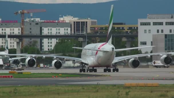 Taxiing Emirates Airbus 380 — Vídeo de Stock