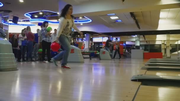 Familie wedstrijden in bowlingclub Quantum — Stockvideo