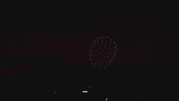 Вспышки фейерверков ночью — стоковое видео