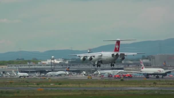 Zwitserse Ba-146 landing — Stockvideo