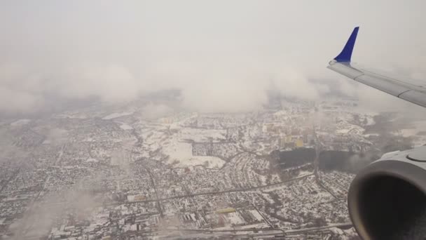Vista desde el avión descendente en las nubes — Vídeo de stock