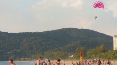 Phuket üzerinde parasailing