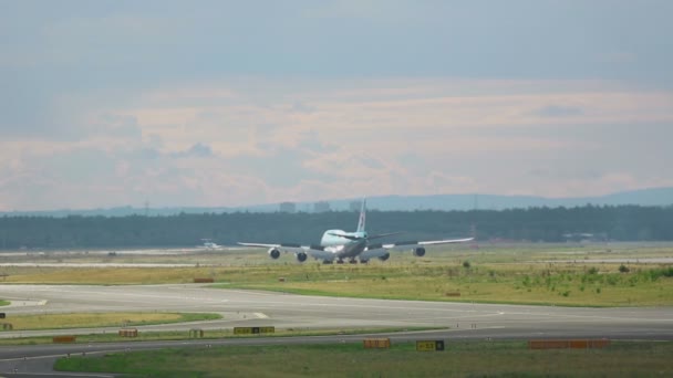 Korean Air Boeing 747 frenando después del aterrizaje — Vídeos de Stock