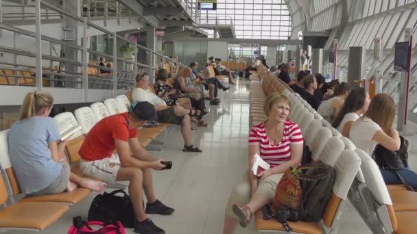 Passagiers die wachten op het vertrek — Stockvideo