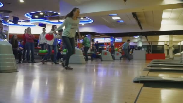 Familie wedstrijden in bowlingclub Quantum — Stockvideo