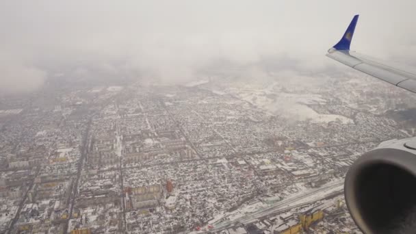 Vista desde el avión descendente en las nubes — Vídeo de stock