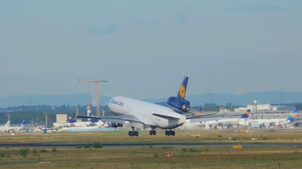 Самолёт Lufthansa Cargo MD-11 — стоковое видео
