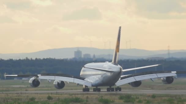 Lufthansa Superjumbo landing — Stock Video