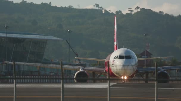 Flugzeug wartet auf die Landebahn — Stockvideo