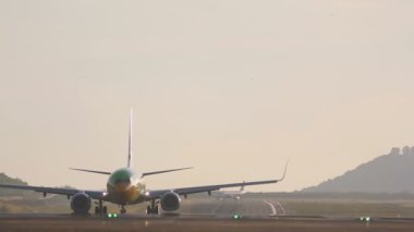 Boeing 737 indikten sonra fren yapıyor.