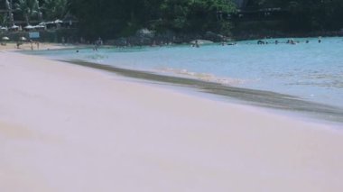 Karon Beach kum üzerinde rulo dalgalar