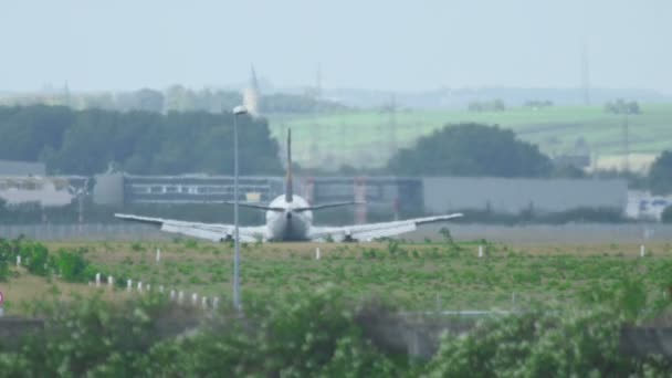 Airbus 320 landing in Frankfurt — Stockvideo