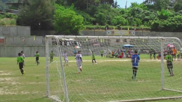 Voetbalwedstrijd op het childrens teams toernooi — Stockvideo