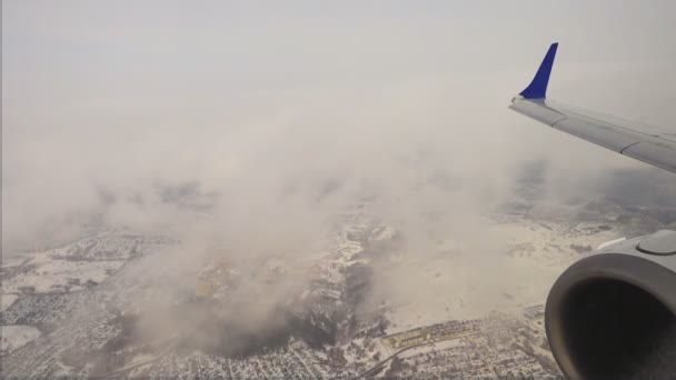 Blick aus dem abfliegenden Flugzeug auf Wolken — Stockvideo