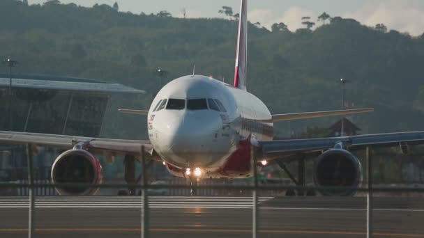 Avião estava taxiando na pista antes da decolagem — Vídeo de Stock