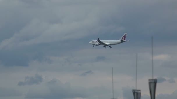 Приближается Airbus 330 — стоковое видео