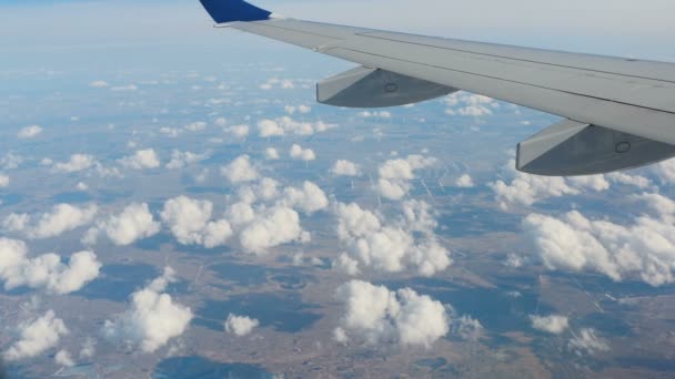 Nuvens sob a asa de um avião — Vídeo de Stock