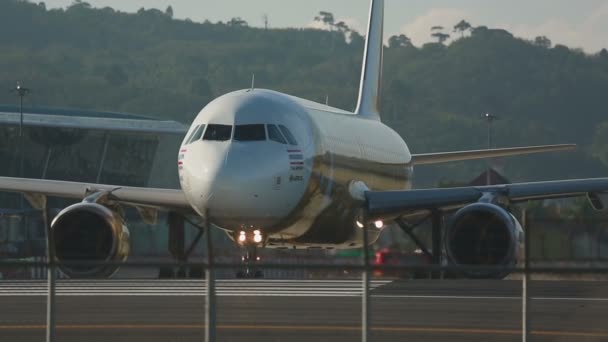 Flugzeug rollte vor dem Start auf der Landebahn — Stockvideo