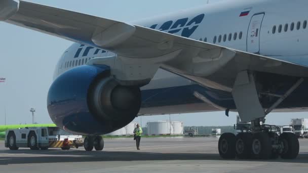 Boeing 777 rebocado para o estacionamento — Vídeo de Stock