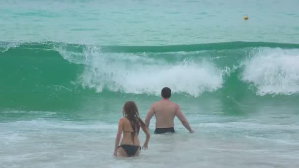 Azuurblauwe golven gerold op het zand van het Karon strand — Stockvideo