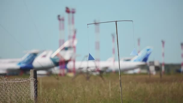 Dispositivo para asustar aves en el aeropuerto — Vídeos de Stock